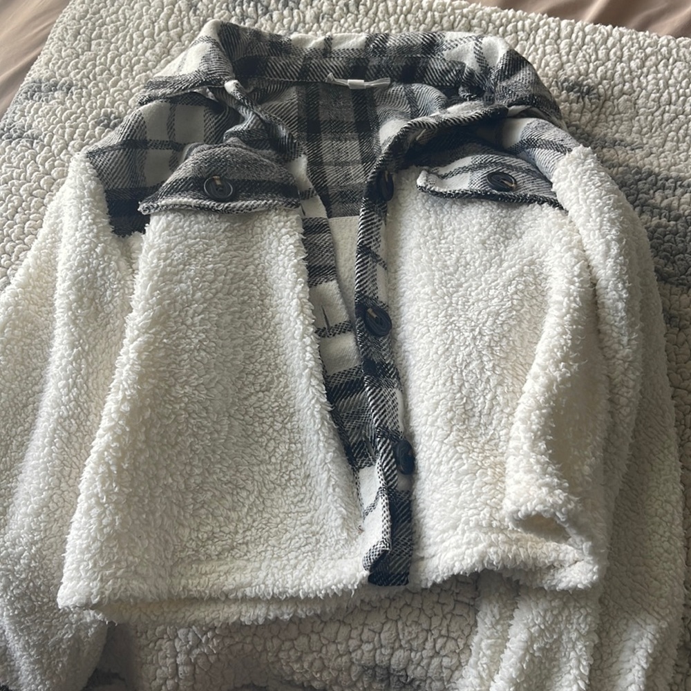 Cropped fuzzy jacket